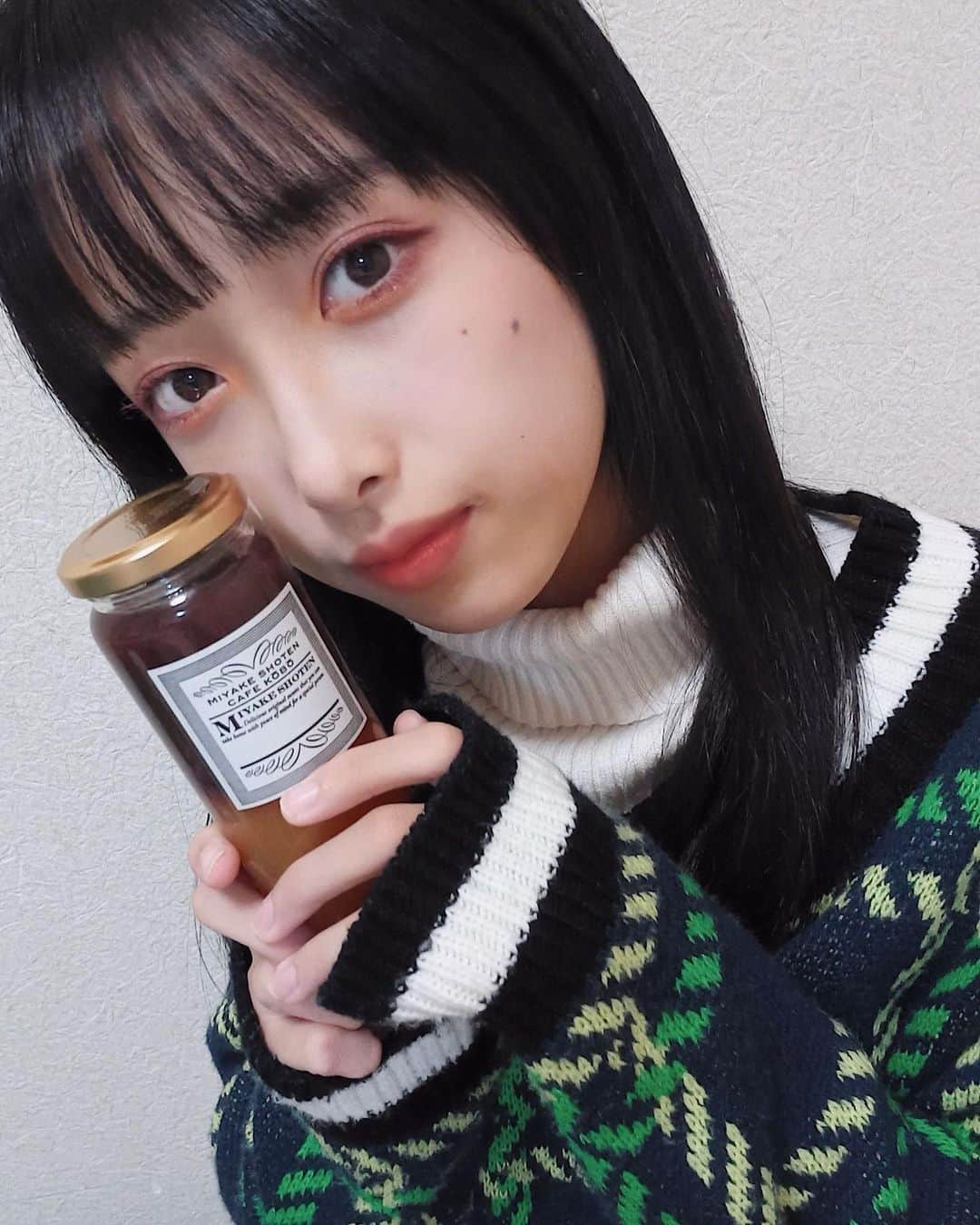 OCHA NORMAさんのインスタグラム写真 - (OCHA NORMAInstagram)「.  ちゃお～🍵 OCHA NORMA(オチャ ノーマ)の #北原もも です！  「#スカパー！#アイドルフェス～2021クリスマス～」にて、  #つばきファクトリー の岸本ゆめのさんから  「人生何回目なの大賞」をいただきました！  先日、岸本さんから、ジャムをいただいたんです‼️  桃と葡萄のジャム🍑🍇  実は、私の弟の名前の候補が、「武道(ぶどう)」だったんです🍇  ♡ももとぶどう♡  運命を感じました✨  冬のハロー！プロジェクトコンサートでは、岸本さんと同じPEACEチームなので嬉しいです！ よろしくお願いします！  今日はこちらのジャムっぽく、黄色と紫でオシャレなアイメイクにしてみました🟡🟣  #岸本ゆめの さん #tsubaki_factory #ocha_norma  #オチャノーマ  #おちゃのーま #helloproject  #ハロプロ #🍑 #🍇」12月28日 16時37分 - ocha_norma_official