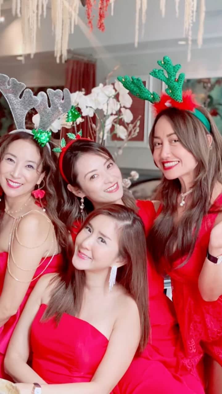 畑田亜希のインスタグラム：「Such a wonderful Christmas lunch with my beautiful friends 👯‍♀️🎄❤️ ・ 즐거운 시간이었습니다😘 ・ いつもパワーをもらえる素敵な女性達💕 ・ #2021 #sg #singapore #christmaslunch #amoystreet #cloudstreet」