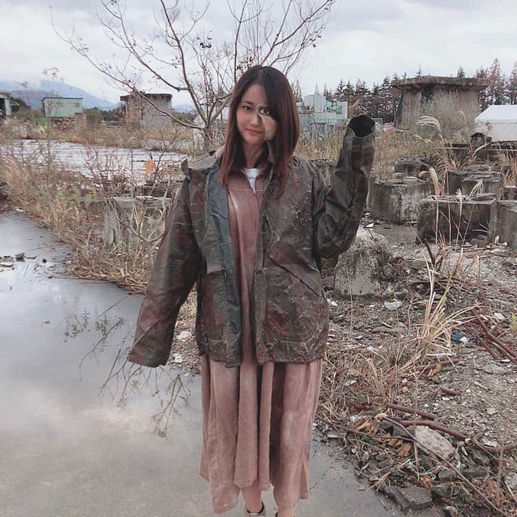 清家麻里奈さんのインスタグラム写真 - (清家麻里奈Instagram)「今年も後わずかですが、振り返りを軽くしながら更新できていなかったものを載せていきます🙇‍♂️✨ こちら、園子温監督.ニコラスケイジさん主演ハリウッド映画、プリズナーズオブゴーストランドでのオフショット✨今年私の中で一番大きかったのはこの映画の公開❗️まさかこんなすごい現場の一員として出演できるなんて夢のようで、、ニコラスケイジさんと絡ませてもらえる日がくるなんて、、何よりも園子温監督の作品が昔から大好きで見まくってたもんだからもぅそれはそれは監督に初めてお会いできたときは背筋が伸びまくった記憶😂✨監督もニコラスさんも気さくに話してくださって緊張してた私はかなり救われました🤣💗現場はいろんな国の方もいらっしゃるしすごく刺激になり、出来上がった映画を大きな映画館で見た時に感慨深かったです！👀まだまだひよっこなのは重々承知ですが、ゴーストランドの一員になれて本当によかった✨私は今回特殊メイクでの参加なのでかなり見つけるの難しいかもですが、自分が確認してる中でも所々映っていますので3月にはDVD.Blu-rayも出るみたいですし是非この機会にご覧頂けますと嬉しいです🙇‍♂️✨ mannequins  MARINA SEIKE  #プリズナーズオブゴーストランド　#園子温　#園子温監督　#ハリウッドデビュー　#女優　#actress」12月28日 17時16分 - marinas20819