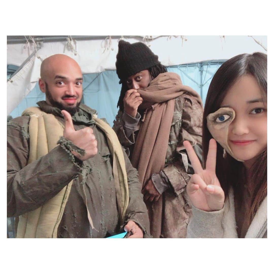 清家麻里奈さんのインスタグラム写真 - (清家麻里奈Instagram)「今年も後わずかですが、振り返りを軽くしながら更新できていなかったものを載せていきます🙇‍♂️✨ こちら、園子温監督.ニコラスケイジさん主演ハリウッド映画、プリズナーズオブゴーストランドでのオフショット✨今年私の中で一番大きかったのはこの映画の公開❗️まさかこんなすごい現場の一員として出演できるなんて夢のようで、、ニコラスケイジさんと絡ませてもらえる日がくるなんて、、何よりも園子温監督の作品が昔から大好きで見まくってたもんだからもぅそれはそれは監督に初めてお会いできたときは背筋が伸びまくった記憶😂✨監督もニコラスさんも気さくに話してくださって緊張してた私はかなり救われました🤣💗現場はいろんな国の方もいらっしゃるしすごく刺激になり、出来上がった映画を大きな映画館で見た時に感慨深かったです！👀まだまだひよっこなのは重々承知ですが、ゴーストランドの一員になれて本当によかった✨私は今回特殊メイクでの参加なのでかなり見つけるの難しいかもですが、自分が確認してる中でも所々映っていますので3月にはDVD.Blu-rayも出るみたいですし是非この機会にご覧頂けますと嬉しいです🙇‍♂️✨ mannequins  MARINA SEIKE  #プリズナーズオブゴーストランド　#園子温　#園子温監督　#ハリウッドデビュー　#女優　#actress」12月28日 17時16分 - marinas20819