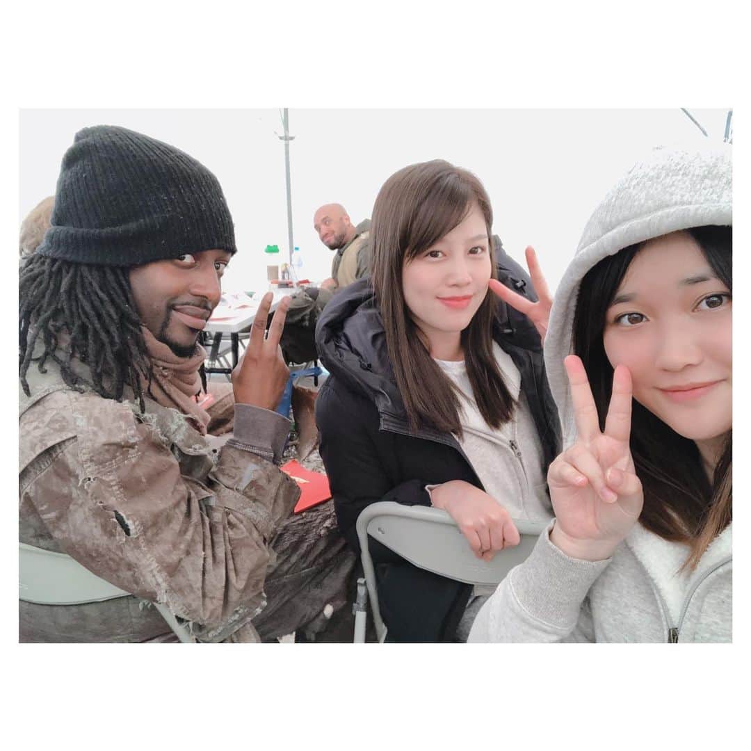 清家麻里奈さんのインスタグラム写真 - (清家麻里奈Instagram)「今年も後わずかですが、振り返りを軽くしながら更新できていなかったものを載せていきます🙇‍♂️✨ こちら、園子温監督.ニコラスケイジさん主演ハリウッド映画、プリズナーズオブゴーストランドでのオフショット✨今年私の中で一番大きかったのはこの映画の公開❗️まさかこんなすごい現場の一員として出演できるなんて夢のようで、、ニコラスケイジさんと絡ませてもらえる日がくるなんて、、何よりも園子温監督の作品が昔から大好きで見まくってたもんだからもぅそれはそれは監督に初めてお会いできたときは背筋が伸びまくった記憶😂✨監督もニコラスさんも気さくに話してくださって緊張してた私はかなり救われました🤣💗現場はいろんな国の方もいらっしゃるしすごく刺激になり、出来上がった映画を大きな映画館で見た時に感慨深かったです！👀まだまだひよっこなのは重々承知ですが、ゴーストランドの一員になれて本当によかった✨私は今回特殊メイクでの参加なのでかなり見つけるの難しいかもですが、自分が確認してる中でも所々映っていますので3月にはDVD.Blu-rayも出るみたいですし是非この機会にご覧頂けますと嬉しいです🙇‍♂️✨ mannequins  MARINA SEIKE  #プリズナーズオブゴーストランド　#園子温　#園子温監督　#ハリウッドデビュー　#女優　#actress」12月28日 17時16分 - marinas20819