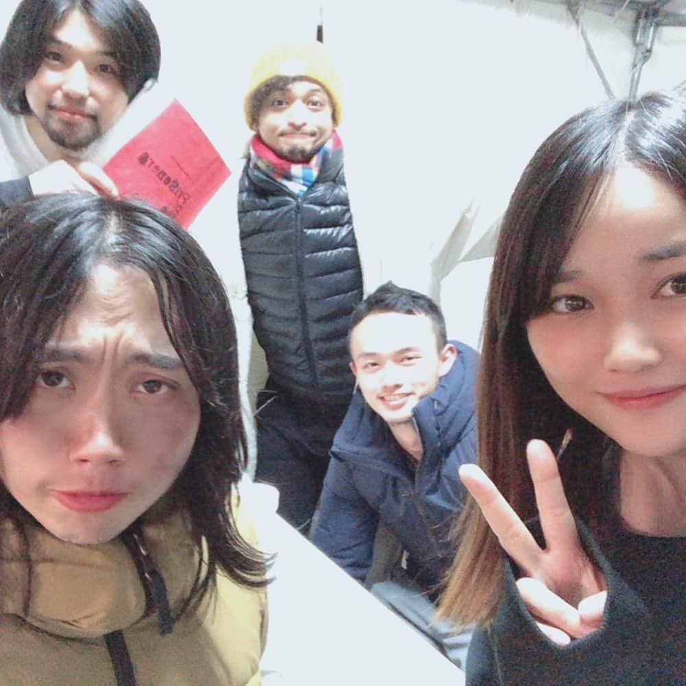 清家麻里奈さんのインスタグラム写真 - (清家麻里奈Instagram)「今年も後わずかですが、振り返りを軽くしながら更新できていなかったものを載せていきます🙇‍♂️✨ こちら、園子温監督.ニコラスケイジさん主演ハリウッド映画、プリズナーズオブゴーストランドでのオフショット✨今年私の中で一番大きかったのはこの映画の公開❗️まさかこんなすごい現場の一員として出演できるなんて夢のようで、、ニコラスケイジさんと絡ませてもらえる日がくるなんて、、何よりも園子温監督の作品が昔から大好きで見まくってたもんだからもぅそれはそれは監督に初めてお会いできたときは背筋が伸びまくった記憶😂✨監督もニコラスさんも気さくに話してくださって緊張してた私はかなり救われました🤣💗現場はいろんな国の方もいらっしゃるしすごく刺激になり、出来上がった映画を大きな映画館で見た時に感慨深かったです！👀まだまだひよっこなのは重々承知ですが、ゴーストランドの一員になれて本当によかった✨私は今回特殊メイクでの参加なのでかなり見つけるの難しいかもですが、自分が確認してる中でも所々映っていますので3月にはDVD.Blu-rayも出るみたいですし是非この機会にご覧頂けますと嬉しいです🙇‍♂️✨ mannequins  MARINA SEIKE  #プリズナーズオブゴーストランド　#園子温　#園子温監督　#ハリウッドデビュー　#女優　#actress」12月28日 17時16分 - marinas20819