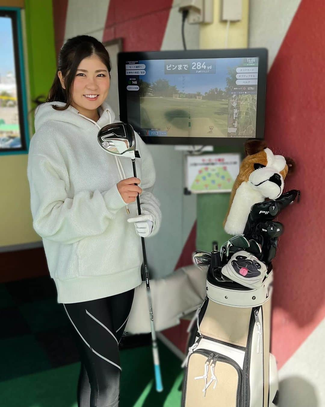 まいまいさんのインスタグラム写真 - (まいまいInstagram)「引っ越し落ち着いて練習⛳️ 大江グランドゴルフっていう練習場に トップトレーサーがあるって見たから行ってきたよ♬ 全国に51ヶ所導入されているみたい✨  @toptracer_range_jp   弾道も飛距離も見れるし、 ラウンドモードとかミニゲームみたいなのが沢山あって、 すごく楽しいしいい練習になった🏌️‍♀️💓 4枚目、「いいんじゃない？」って言ってるけど全然良くなかった😂笑  またトップトレーサーで練習したいな😆 . #まいごるふ#ゴルフ#女子ゴルフ#ゴルフ女子#ゴルフスイング#ゴルフウェア#ゴルフコーデ#トップトレーサー#ゴルフ練習場#ゴルフ練習#スイング動画#maigolf#toptracer#ad#golf#golfswing#golfwear#골프#골프스윙#골프중독#골프웨어」12月28日 17時12分 - ___maigolf___