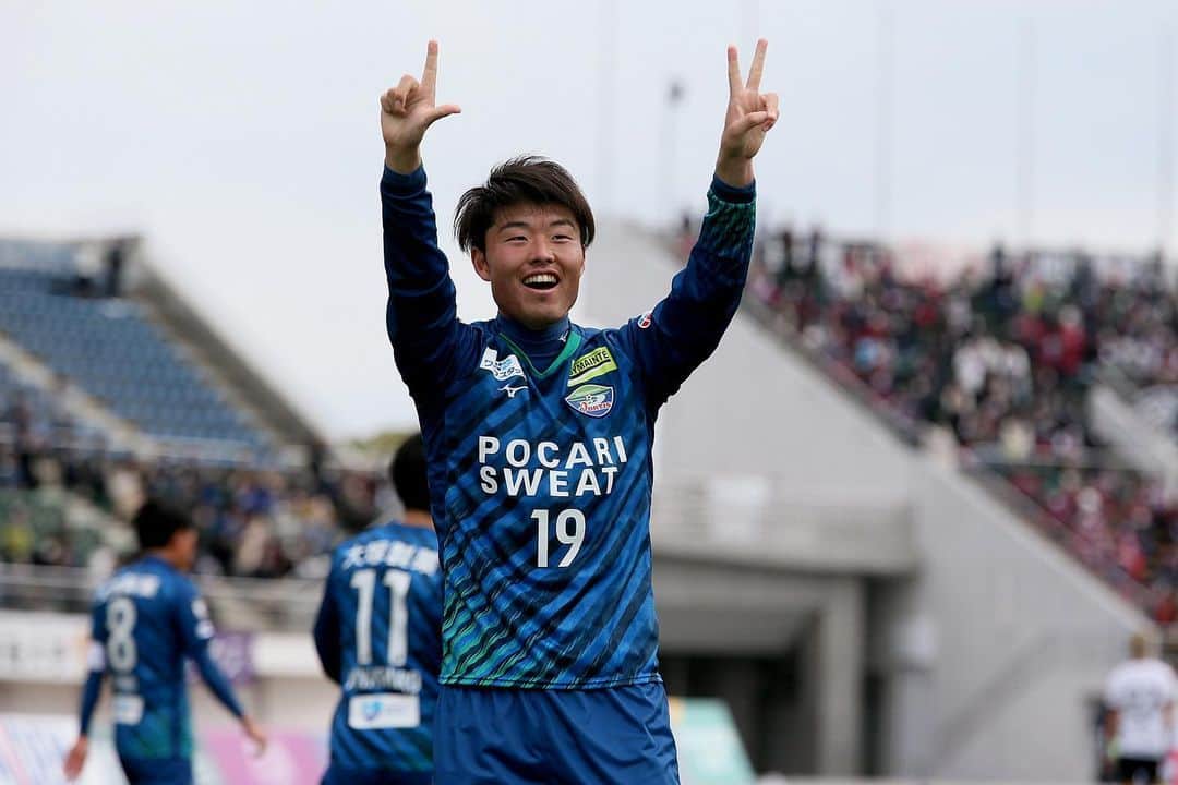 垣田裕暉さんのインスタグラム写真 - (垣田裕暉Instagram)「徳島の皆さん2年間ありがとうございました！ 1人のサッカー選手としてとても充実して成長の出来た2年間でした。そして最高のチームメイト、スタッフ、チーム関係者、サポーターの皆さんとたくさん良い経験が出来たことが自分にとってとても幸せでした。 コメントでも書きましたがみんなと阿波踊りが出来なかったのが心残りなのでいつかみんなで阿波踊りしましょう（笑）」12月28日 17時23分 - kakitayuki37