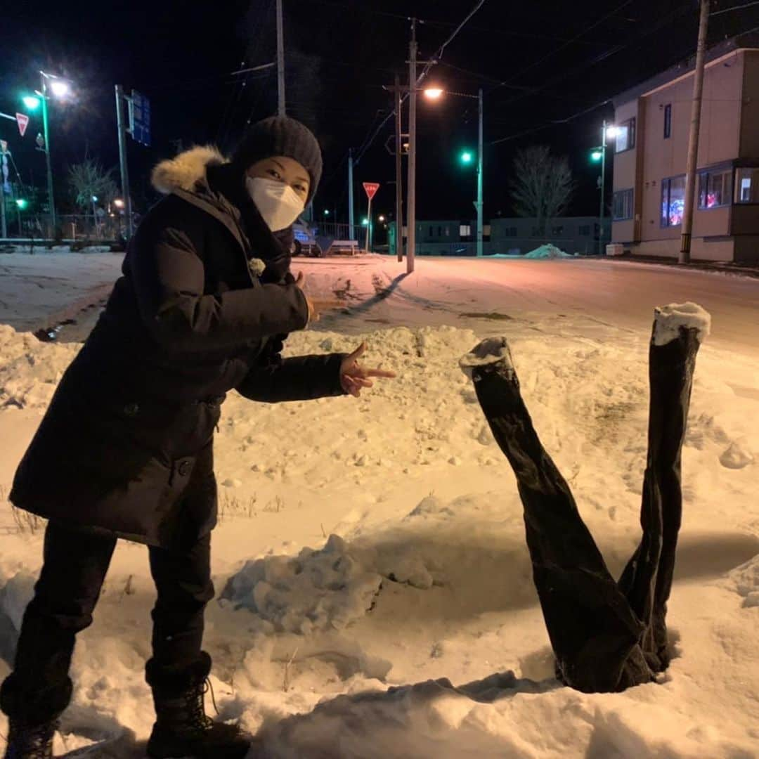 岡安弥生さんのインスタグラム写真 - (岡安弥生Instagram)「氷点下23℃では、水で濡らした綿パンツも、5分もかからず、コチコチに凍っちゃいました(°▽°)雪に立つ透明人間。逆さにしたら、スケキヨ😆 #陸別町#北海道#透明人間#スケキヨ状態#犬神家#極寒#日本一寒い#満天の星空#羽鳥慎一モーニングショー #hokkaido#rikubetsu」12月28日 17時37分 - yayoin3