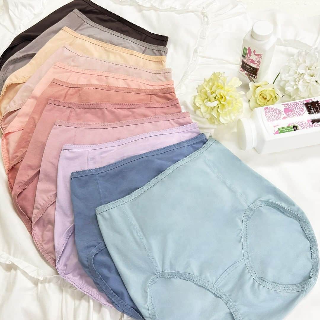 BradelisNewYork/ブラデリスニューヨークのインスタグラム：「. 運動不足になりがちな年末年始、 楽に過ごしたいけれどボディは美しく整えたい！  そんな方におすすめなのが、 はくだけ簡単！ヒップケアができる「おしりが桃！パンツ」 通算100万枚突破の、ブラデリス人気No.1補整ショーツです♪  肌あたりの良さ抜群の綿混生地でヒップをまるごと包み込んで、 丸みのある美しい桃尻に♡  「一度はいたらやめられない！」とリピーター様も続出のアイテムです！ カラーバリエーション豊富なので、色違いでお持ちの方も多いですよ♪  ＼WINTER SALE開催中！／  オンラインストア限定！WINTER SALEが開催中です♪ MAX62％オフ＆最大1,500円オフクーポンプレゼント！  詳細はプロフィールのURLから♪ このお得な機会をお見逃しなく！ . . . #ブラデリス #ブラデリスニューヨーク  #桃パンツ #ヒップケア #補整ショーツ #補整下着 #ボディメイク #bradelis #bradelisnewyork」