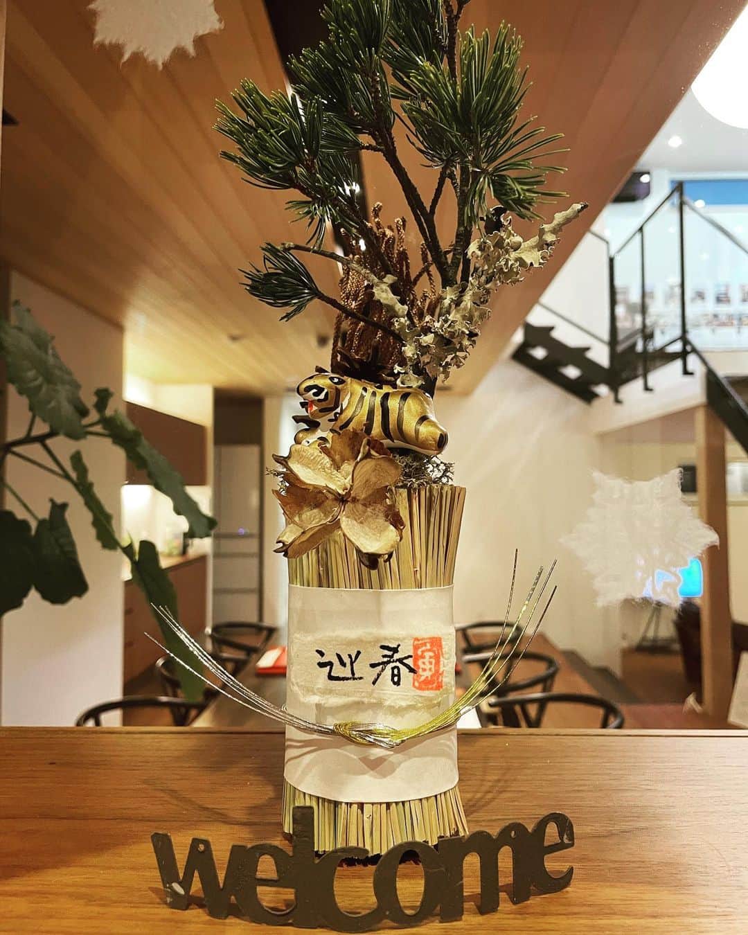 LABOdezaoのインスタグラム：「本日を持ちまして年内の営業は終了いたします。 「いつもと違う」2回目のお正月、皆さまが平和に迎えられることを祈りつつ。 本年は大変お世話になりましてありがとうございました。 来年もどうぞ宜しくお願いいたします。 なお、新年２日より展示場は営業しております。初詣の帰りなどに是非、お立ち寄りくださいませ。  ＊デザオ建設のリフォーム、詳しい情報はこちらからどうぞ → @dezaoreform #ライフスタイルリノベーション #マンションリノベ #マンションリノベーション #デザオ建設 #デザオ #DEZAO  #DsLABO #京都#戸建リノベーション #リノベーション #リフォーム  #注文住宅 #マイホーム  #家 #住宅 #建築 #暮らし #マイホーム計画 #インテリア #デザイン  #和風モダン  #ベリティスハイドア　 #モノトーンインテリア #和モダン #ホワイトインテリア #ペニンシュラキッチン #畳コーナー　 #対面キッチン #耐力壁 #オープンキッチン」