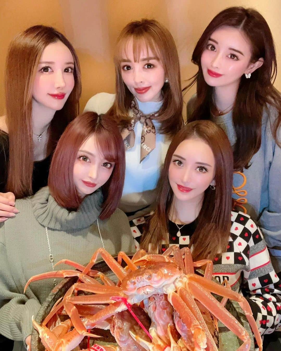 蘭子のインスタグラム：「幸せの一言に尽きるお食事会🥺💕 【赤坂四季庵よう悦】 @akasaka_yoetsu での松葉蟹のコース🦀 . 蟹のお刺身や火加減が最高な、お味噌につけたかにしゃぶやグラタンなど、 本当に全部美味しかった🥲💓 また訪れたいお店😍 . ストーリーに載せているLINE@に送信して会員登録が出来ます❣️ チェックしてみてね🍯🧸𓈒𓏸︎︎︎︎ . . . . . #蟹#赤坂グルメ#赤坂ディナー#東京ディナー#港区ディナー#東京グルメ#港区グルメ#グルメ#グルメ好きな人と繋がりたい#グルメ女子#ぐるめすきな人と繋がりたい#グルメ旅#ミシュラン#グルメスタグラム#グルメ部#グルメな人と繋がりたい#東京ごはん#予約困難店#会員制レストラン#自撮り女子」