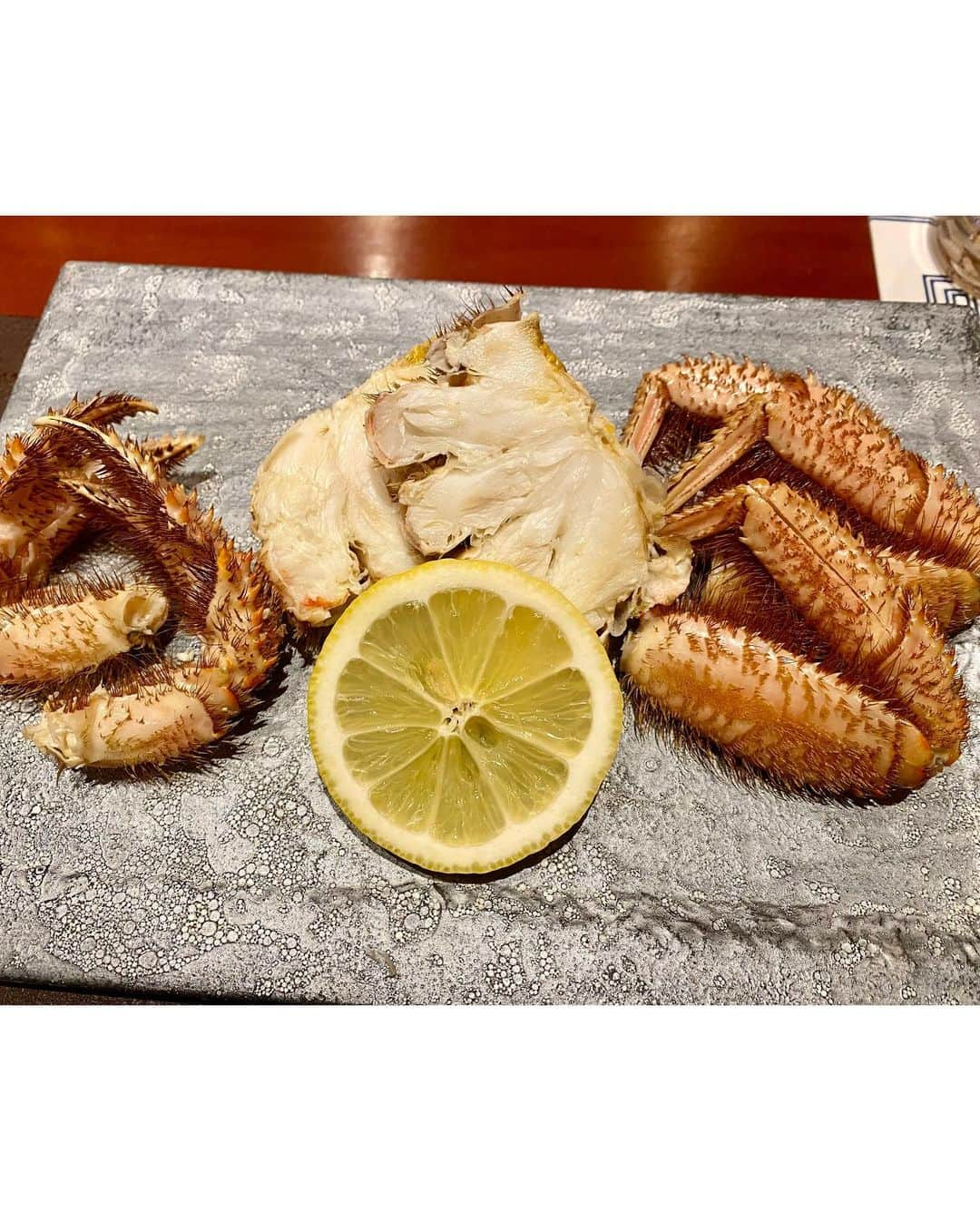 若月みいなさんのインスタグラム写真 - (若月みいなInstagram)「K A N I 🦀 #lunch  #銀座  #初めての毛ガニ  #毛ボーボーでかわいい  #甲羅酒  #日本酒の香りが凄すぎてこの顔です  #島のお正月はどこの家に行ってもテーブルに蟹があったから蟹嫌いだった  #最近蟹食べれるようになった  #アホ毛パヤパヤ」12月28日 18時21分 - wakatsuki_cmore