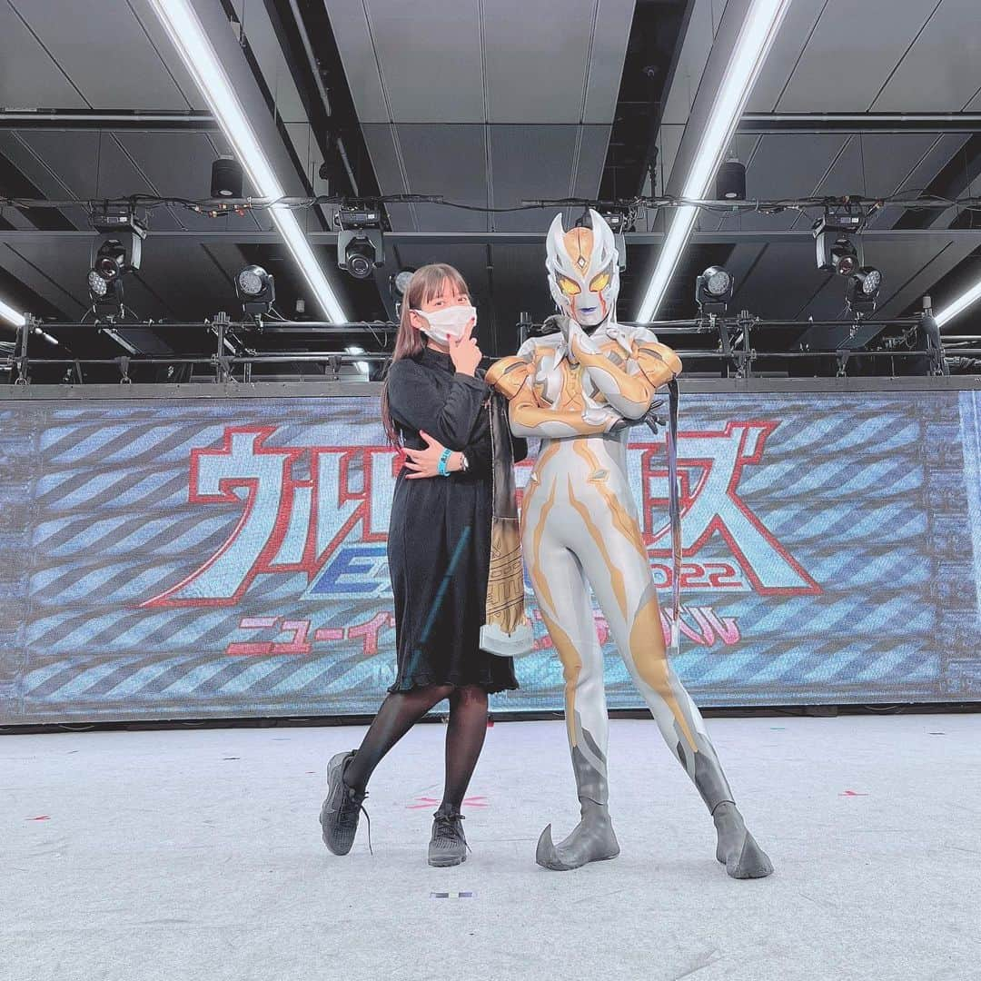 上坂すみれさんのインスタグラム写真 - (上坂すみれInstagram)「開催中の「ウルトラヒーローズEXPO2022」にお邪魔してきました〜！ ステージが近くてドキドキ！ワクワク！とても楽しかったですヾ(*´∀｀*)ﾉ カルミラさんにも会えました！いつもおつかれさまです！！  #ウルトラマントリガー #上坂すみれ」12月28日 18時31分 - uesaka_sumire