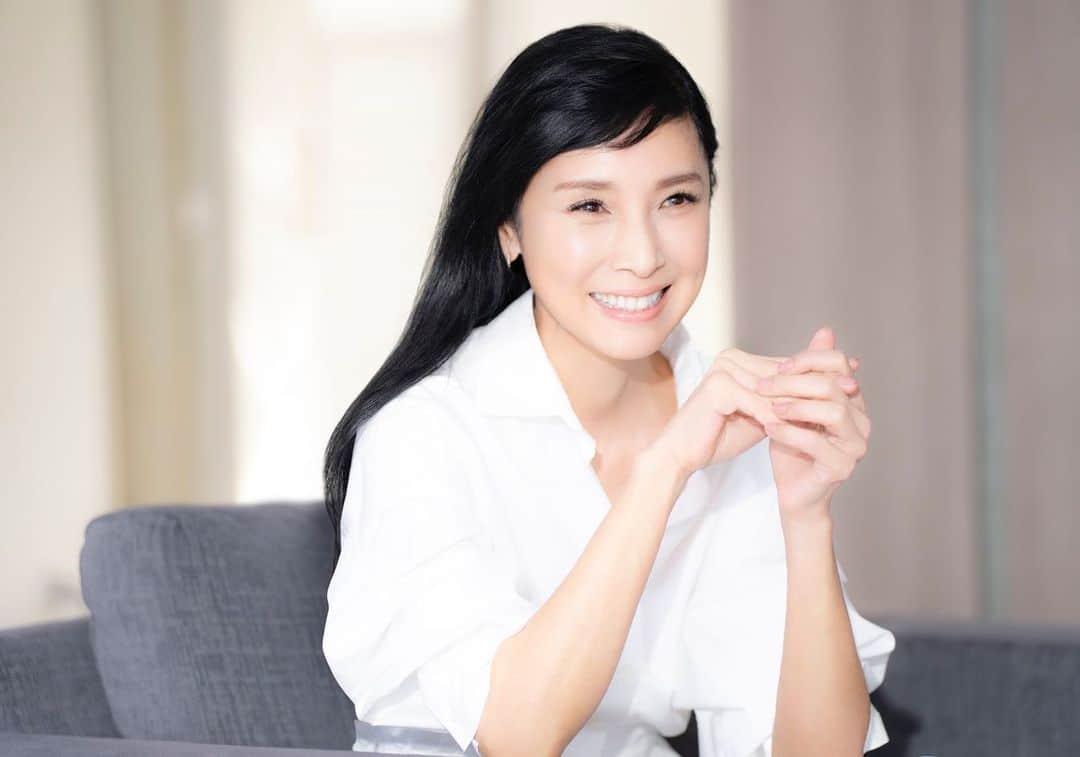 のインスタグラム：「🤍🤍🤍 ⁡ この度、株式会社SpartyのCPO（Chief personalized officer）に就任し、HOTARU PERSONALIZEDに携わることになりました。 1人1人の肌に合ったスキンケアが届く、パーソナライズドスキンケア。 みんなと同じじゃない、パーソナライズの魅力を伝えていきたいと思います。 ⁡  HOTARU PERSONALIZED −NEW COLOR PROJECT−  https://hotaru-personalized.com/specialcontents/kuroki_project/ ⁡ 🤍🤍🤍」