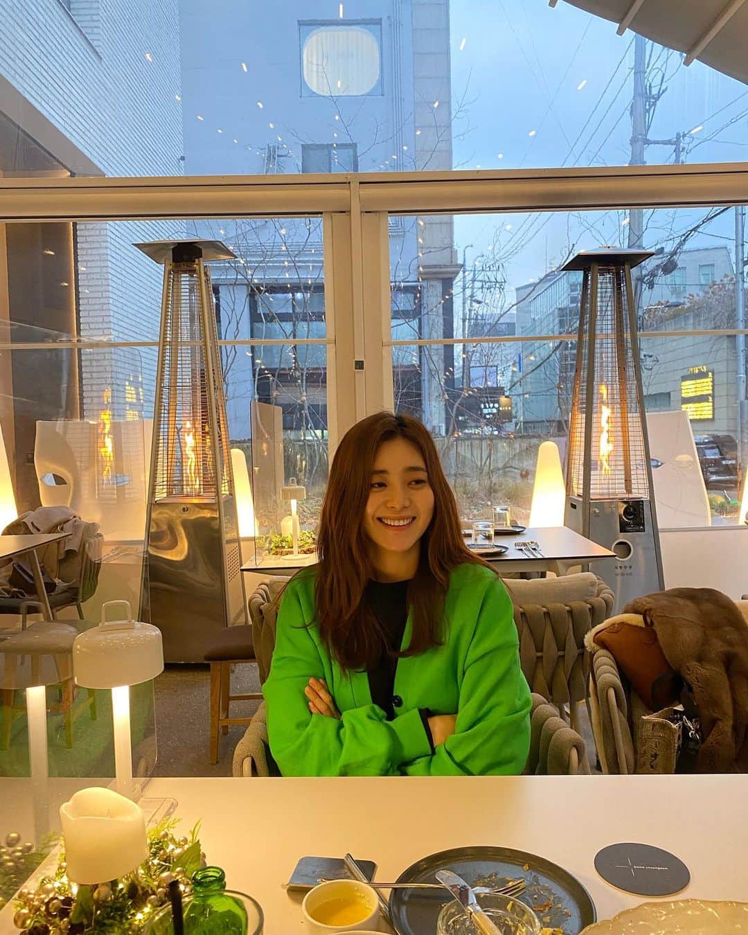 イ・ヨンウンのインスタグラム：「. 오늘 유미랑 인주가 이쁘게 헤어메컵을 해줬다아. 집에 들어가기 너무 아쉬워 #보메  들러 콜라한잔🧉」