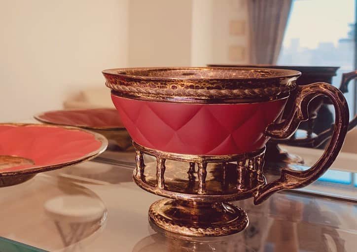 叶ここさんのインスタグラム写真 - (叶ここInstagram)「陶芸作家でアーティストの東金聖さん  本当に素晴らしい作家で、  彼女の作るティーカップは何から何まで繊細で美しくて、唯一無二。  彼女の作品の一つになれることを心から楽しみしています。  こちらは新作のティーカップ🫖💕  はー💖本当に美しい…💖✨  眺めているだけで幸せ🥺💖  @hijiritougane  #器 #陶器 #teacup  #cup  #art #handcrafted  #handcraft」12月28日 19時08分 - coco_kanou