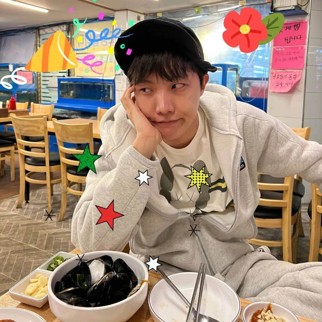 J-HOPEさんのインスタグラム写真 - (J-HOPEInstagram)「연말 K 바이브 🤣」12月28日 19時17分 - uarmyhope