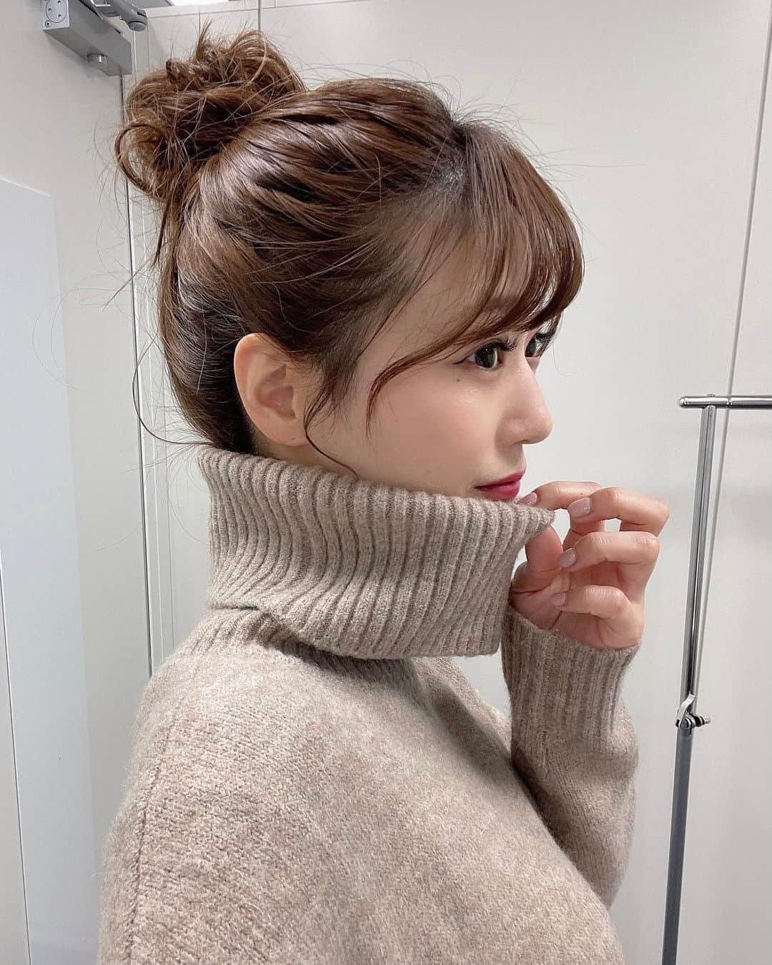 栗原里奈さんのインスタグラム写真 - (栗原里奈Instagram)「お団子ヘアーは何年ぶりだろうか😙 またショートにしよっかなーと考えていたけどロングヘアのアレンジもやっぱり好きだから悩みます。。🥺  今日は今年ラストNEWSです🚤  この後21:00からですよー✨  #ボートレース #フリーアナウンサー#セントフォース#栗原里奈 #ヘアアレンジ#おだんごヘア  #ニットワンピース#コーデ」12月28日 19時27分 - rina__kurihara