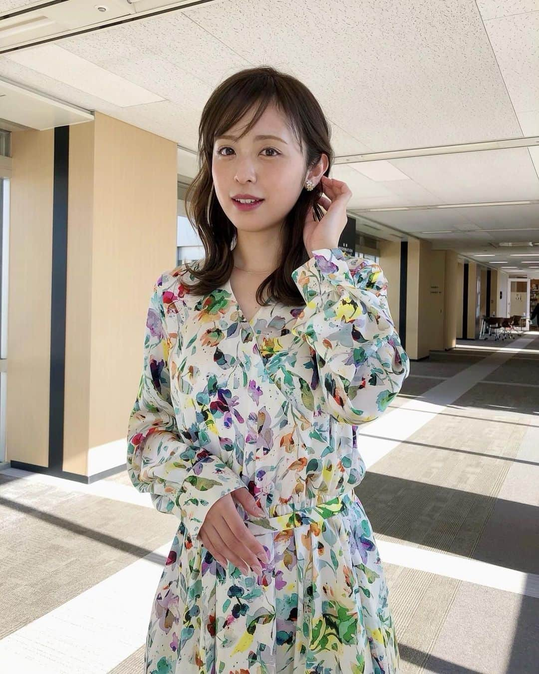 久慈暁子さんのインスタグラム写真 - (久慈暁子Instagram)「* はなやかなおはな🌷🌿 * #衣装 #花柄ワンピース」12月28日 19時29分 - kuji_akiko