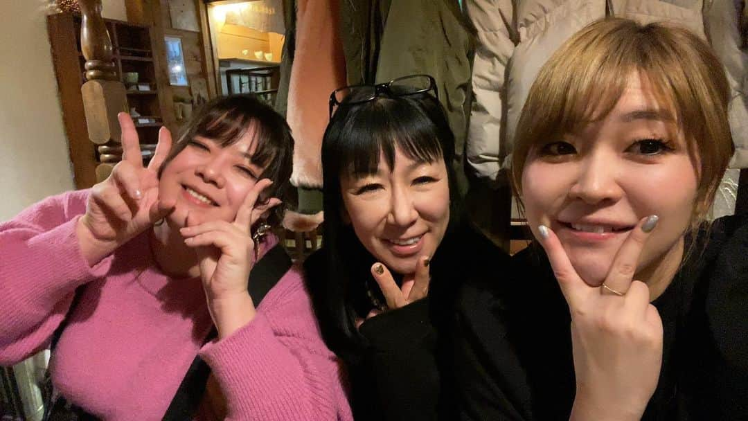 堀川絵美のインスタグラム：「【ことしのくりすます】 友達（😂）3人で焼き鳥パーティーしました🎄私の大好きな『南風』さんで！リンゴ姉さん激ハマりしてくださって嬉しかった〜！今年もたくさん遊んでいただいて感謝です。来年はカニ連れてってください、と連呼しておきました😇🦀どうも、厚かまし後輩です #クリスマス #イブの稲田さんは #1人しゃぶしゃぶ #肉の量2人前 #1人たいらげ #焼き鳥 #南風 #野田阪神にあるよ #オススメ #女子会 #プラスサイズモデル」