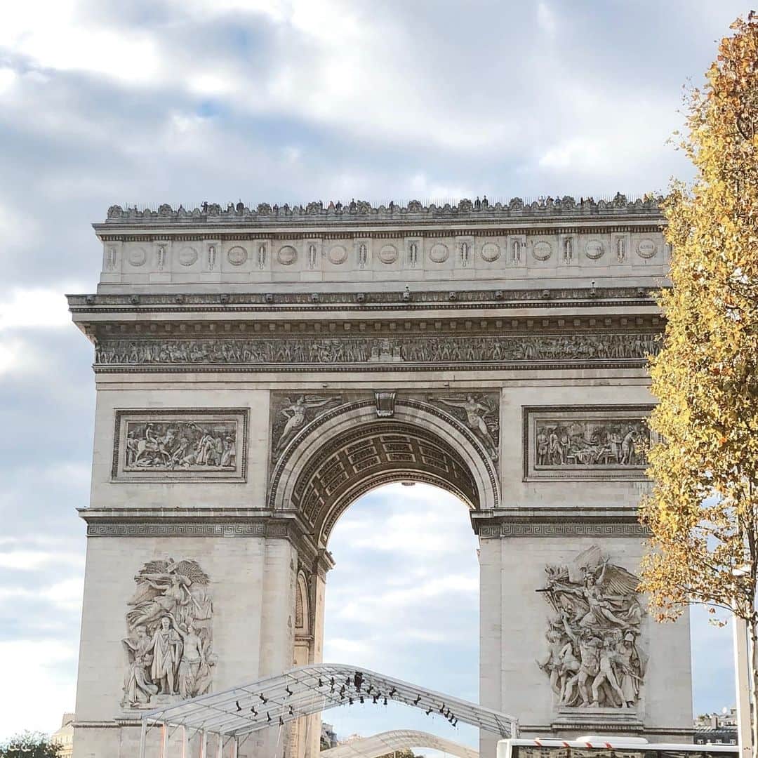 石崎日梨さんのインスタグラム写真 - (石崎日梨Instagram)「⁡ 最近はEmily in ParisのSeason2を観てる👱🏻‍♀️🇫🇷 洗練された建築物が本当に素敵！早く行けるようになりたいね✈︎ ⁡ 写真は姉のフランス旅行📷 @rinana819」12月28日 19時55分 - ishizaki_hina0123