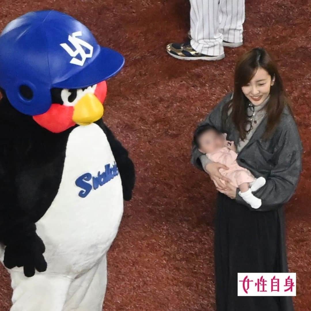 女性自身 (光文社)さんのインスタグラム写真 - (女性自身 (光文社)Instagram)「📣板野友美　球場では先輩選手の妻に挨拶回り！夫の大躍進支える“新米妻”奮闘！ --- プロ野球・日本シリーズで20年ぶりの日本一に輝いたヤクルトスワローズ。シリーズ第2戦でプロ初完投・初完封を達成してチームに流れを引き寄せたのが、元AKB48・板野友美（30）の夫である高橋奎二投手（24）だ。二人は1年半の交際期間を経て’21年1月に結婚、10月には女児が誕生したばかり。 本誌はそんな板野が「新米・野球選手の妻」として奮闘する姿を目撃していた。11月1日夜、神宮球場のグラウンドには生まれたばかりの長女を大事そうに抱いた板野の姿があったのだ。 「試合後に選手の家族だけを招待してグラウンドで記念撮影していたようです。板野さんも可愛らしい赤ちゃんを抱いて参加して、家族3人で写真を撮っていました。板野さんは先輩の石川雅規選手や田口麗斗選手の奥さんらに積極的に話しかけて交流を図っていました。選手の妻たちの輪にはやく溶け込みたかったんでしょうね」（目撃したファン） また、11月11日のCSファイナルステージ第2戦では、芸能界きってのヤクルトファン・出川哲朗（57）と神宮球場を訪れ、先発出場した夫をスタンドから応援する姿も目撃されている。 --- ▶️続きは @joseijisin のリンクで【WEB女性自身】へ ▶️ストーリーズで、スクープダイジェスト公開中📸 ▶️投稿の続報は @joseijisin をフォロー＆チェック💥 --- #板野友美 #高橋奎二 #東京ヤクルトスワローズ #神宮球場 #CSファイナルステージ #出川哲朗 #記念撮影 #女性自身」12月28日 20時00分 - joseijisin