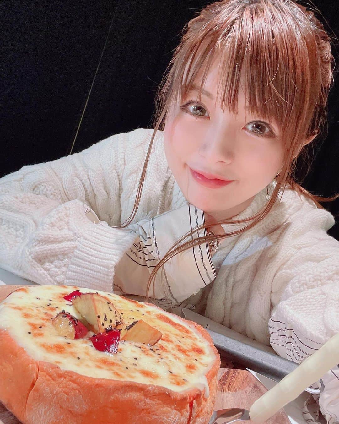 satomiさんのインスタグラム写真 - (satomiInstagram)「🍠🍕 ・ 間に合ったーーー🥺💕 【さつまいもシカゴピザ】🍠 ・ 安定の美味しさと映えさね😊✨ 個室なのも嬉しい✨✨ . さつまいもはダイエットにも⭕️🌟 だからカロリーは気にしません笑 ・ カロリーは年も越せないから✌️ ・ @arklounge_shinjuku #ARK新宿西口店  #arklounge  #新宿シカゴピザ  #シカゴピザ #さつまいもシカゴピザ #さつまいも #コグマダイエット #ピザ #新宿ランチ #新宿グルメ #歌舞伎町グルメ #新宿カフェ」12月28日 20時00分 - saatoomii47