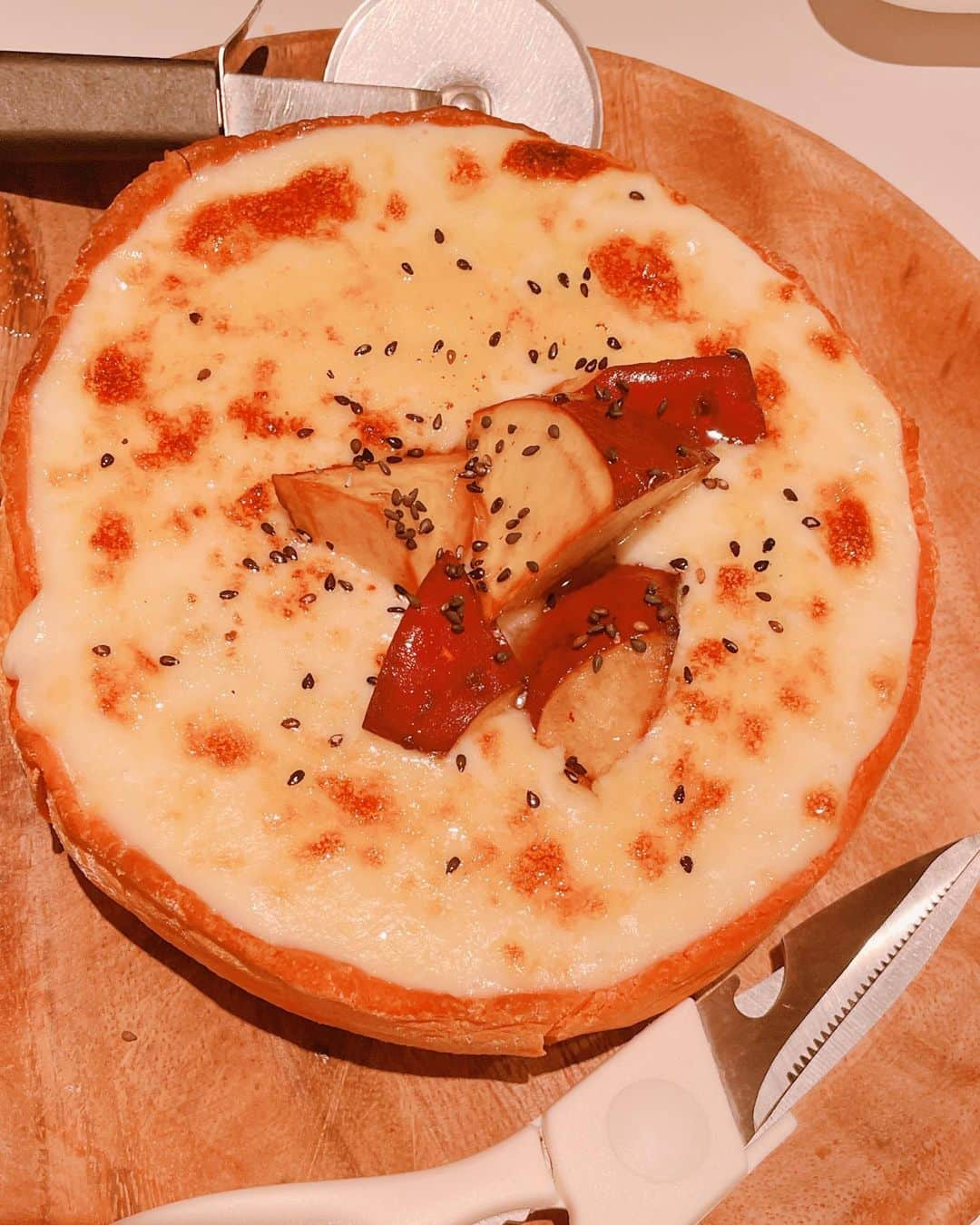 satomiさんのインスタグラム写真 - (satomiInstagram)「🍠🍕 ・ 間に合ったーーー🥺💕 【さつまいもシカゴピザ】🍠 ・ 安定の美味しさと映えさね😊✨ 個室なのも嬉しい✨✨ . さつまいもはダイエットにも⭕️🌟 だからカロリーは気にしません笑 ・ カロリーは年も越せないから✌️ ・ @arklounge_shinjuku #ARK新宿西口店  #arklounge  #新宿シカゴピザ  #シカゴピザ #さつまいもシカゴピザ #さつまいも #コグマダイエット #ピザ #新宿ランチ #新宿グルメ #歌舞伎町グルメ #新宿カフェ」12月28日 20時00分 - saatoomii47