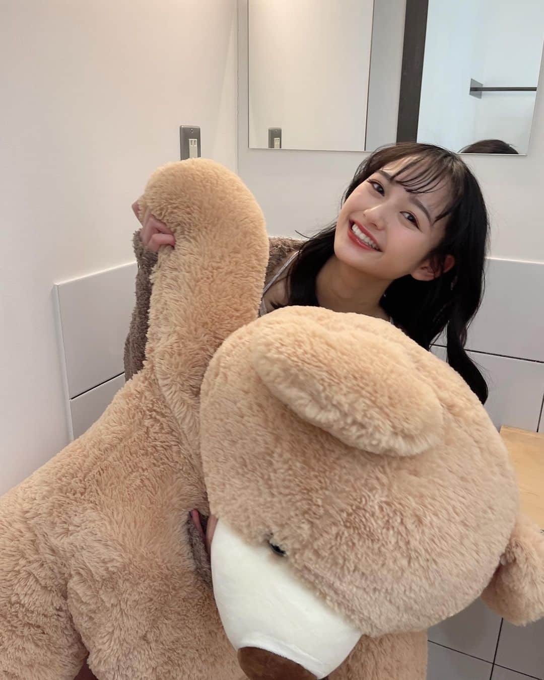 加藤栞のインスタグラム：「， スタジオにいたクマさんと📸 もふもふコンビ  楽しい現場でした^^  #加藤栞#grl#model#オフショット #05」