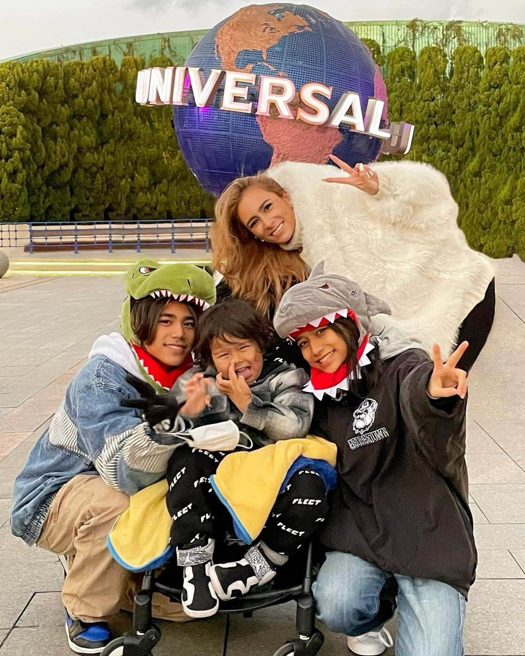 MALIAさんのインスタグラム写真 - (MALIAInstagram)「子供たちリクエストの @universal_studios_japan ⁡ 晴れパワー全開で雪予報☃️も嘘かのように 青空様々🙏🏼お天気に恵まれたUSJでした🌎✨ ⁡ 愉快な仲間たちも一緒だったお陰様で 子供②③は激しい系にがんがん行って🎢🌪 ママとポコはゆっくりパーク内を満喫できて ポコちゃん身長107センチ越えてたので 新エリアのマリオには全員で乗れました💙 ⁡ #ユニバーサルスタジオジャパン #USJ #ユニバ #大阪trip #MALIAfam♥️  #最高 #大満足 #大満喫 #楽しかった #🌎」12月28日 20時07分 - maliarehman