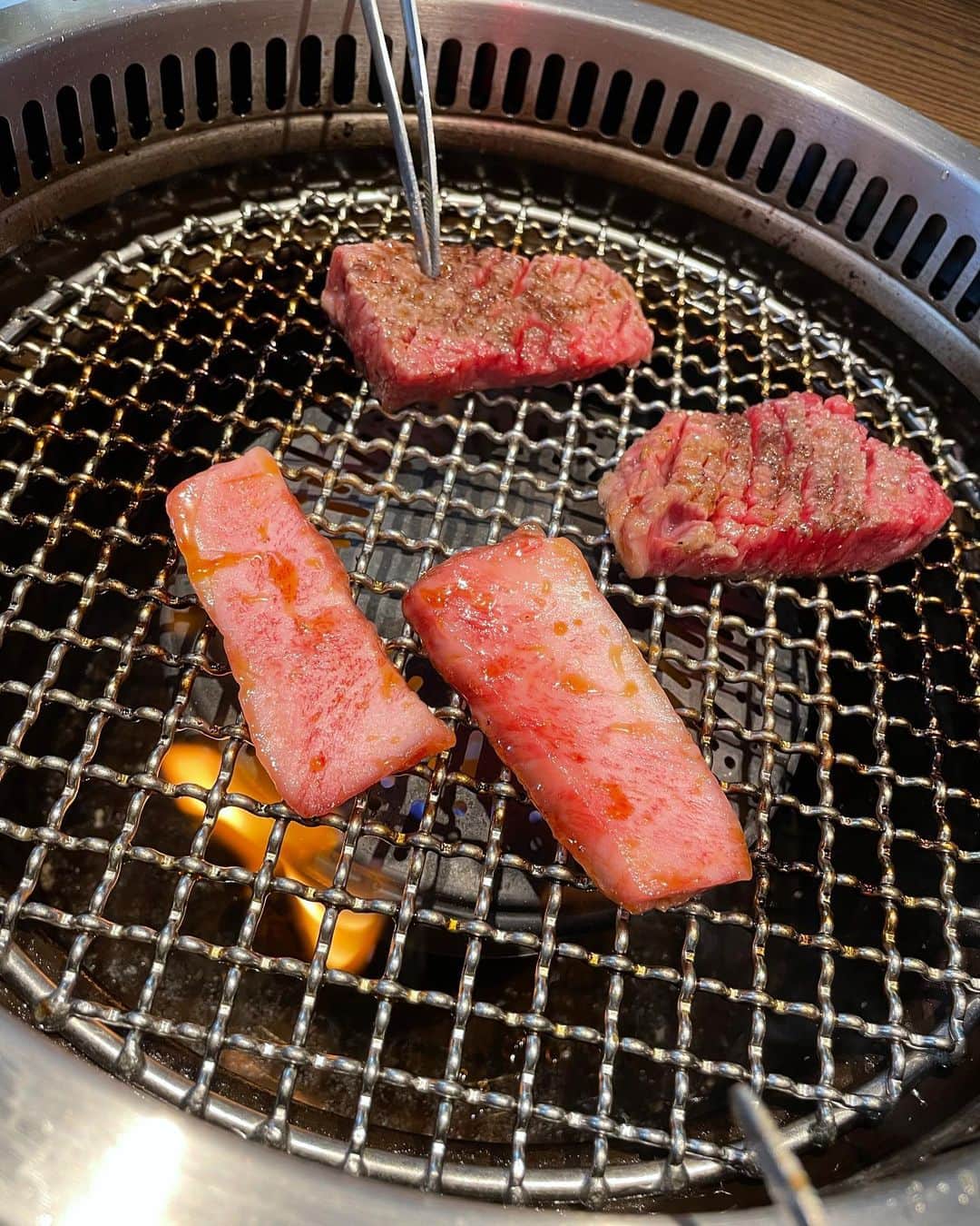 ひよこ先輩さんのインスタグラム写真 - (ひよこ先輩Instagram)「12月16日にオープンした 渋谷のA5和牛食べ放題のお店行ってきた😍✨ ストーリーにひよこと肉の動画も載せました🐥🥩 お肉はもちろんめちゃくちゃ美味しいし アラカルトの種類もドリンクの種類も 沢山あった🥰！！しかもこのクオリティで 値段はかなりお得😭😭🥩💕 ( @udagawa_nikuyoko ) 肉のショーケースもあって メニューに載ってないおつまみも 食べれる😳💕ここはリピするしかない🤣✨ . #宇田川町肉屋横丁 #肉屋横丁 #渋谷焼肉 #食べ放題 #焼肉食べ放題 #A5和牛 #ショーケース #東京 #Tokyo #渋谷 #shibuya #宇田川  #黒毛和牛 #焼肉 #焼肉部 #グルメ」12月28日 20時07分 - piyo14ko