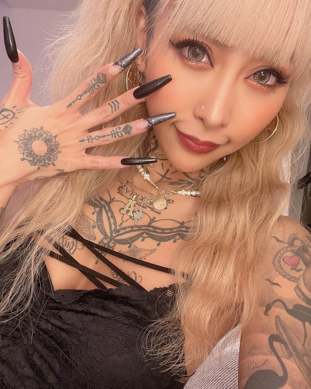 のインスタグラム：「今ネイル変えてるから数時間前のネイル💅🖤 載せるの忘れてた🥺  #nail #nails #beach」