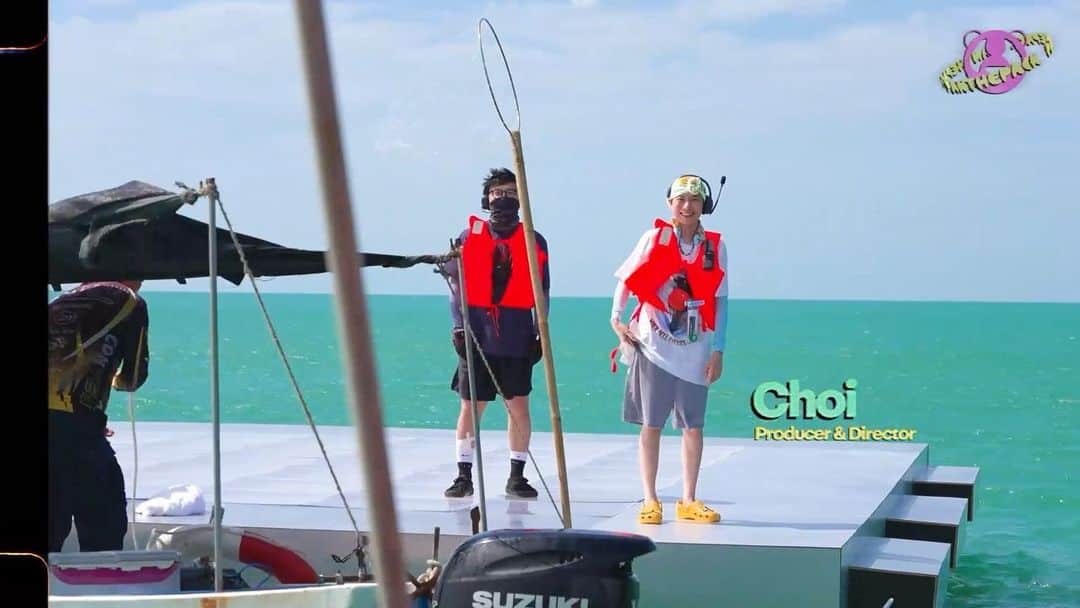 ジャクソンのインスタグラム：「[PANTHEPACKTV] EP.09 🐼🐼🐼🐼 Live On the Sea BEHIND📹 . Pandas on water This is what happened behind the camera🤔 . 水上熊猫 幕后 幕后 🤔 . @panthepack   @teamwang    #PANTHEPACK #PANTHEPACKTV #TEAMWANG」