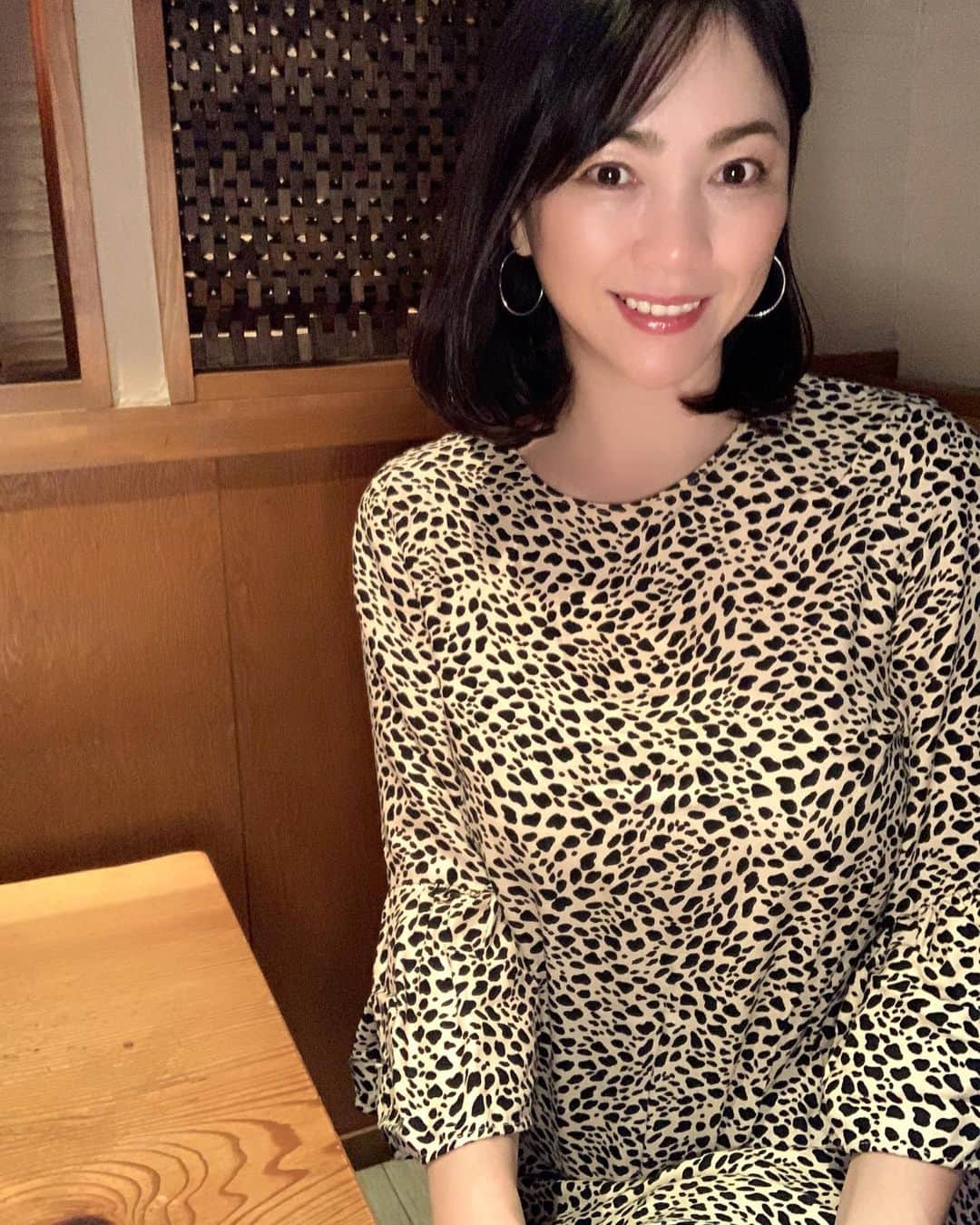 田中悦子さんのインスタグラム写真 - (田中悦子Instagram)「めっちゃ元気なんですけど ちょい風邪気味🤧 私は喉からです😂 声もガラガラになってしまった😩  アルコール消毒しよ🍷 お腹もすいた😩  今年もあと3日ですね❣️ 風邪ひかないようにね☺️  #暖かくしてね #今年もあとわずか #アラフィフ女子 #アラフィフ女子コーデ #アラフィフファッション」12月28日 20時23分 - etsuko.reborn25