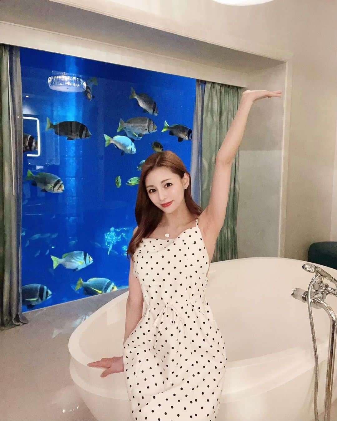 YURIのインスタグラム：「Atlantis The Palm,Dubai🐋 I stayed in a suite room with an aquarium☺️ It cost three million yen for two nights🥶 I'm very happy to have a wonderful experience✨ 、 、 、 目の前が水族館のお部屋🦈🐠 ハイシーズンだったので2泊で300万円🥶 、 、 、 #atlantisthepalm #atlantisdubai #palmjumeirah #palmjumeirahdubai #aquarium #アトランティス #アトランティスザパーム #ドバイ旅行 #水族館好き #サメ丸 #タビジョ」