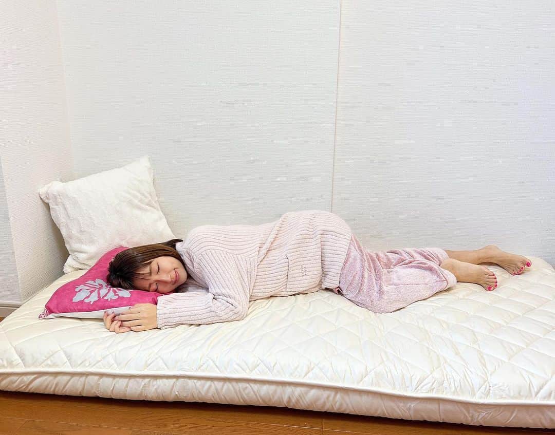 庄司ゆうこさんのインスタグラム写真 - (庄司ゆうこInstagram)「@kumoyasu_official 雲のやすらぎプレミアムから敷布団が届きましたぁー❣️なんと厚さ17センチ！✨ ふわふわだけどしっかりしているので、寝転がると最高に気持ちいい🥰 最近寝付きが悪かったり、腰が痛くなったりしていたので思い切って敷布団を替えたら、凄く合ってるみたいで熟睡出来るー❣️ 最後の動画は毛布敷いたらももちゃん気に入った様子でずっとジャンプしています🤣  #雲のやすらぎ #雲のやすらぎプレミアム #敷布団 #マットレス #マットレス選び #高反発マットレス #寝具 #睡眠 #ベッドルーム #イッティ #冬のすやフォトコンテスト」12月28日 20時44分 - yuko.shoji