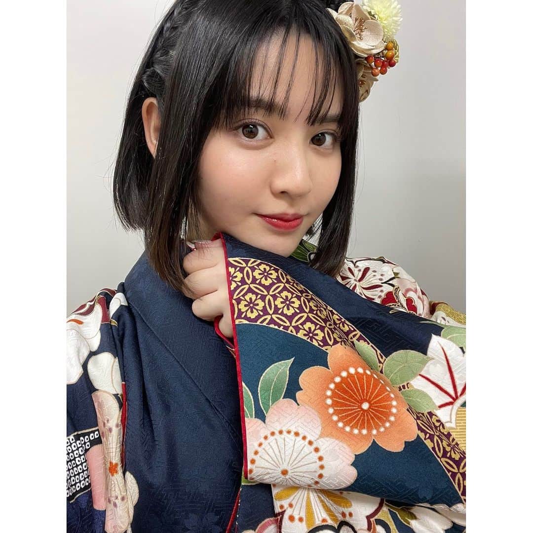 鎮西寿々歌さんのインスタグラム写真 - (鎮西寿々歌Instagram)「もうすぐ今年も終わりますね〜 私は今日お仕事を納めてきました🧍🏻‍♀️  31日に YouTube 年越しLIVE しようかなって思うんだけど、みんな忙しいかな?🥲  #振袖 #kimono」12月28日 20時44分 - tarasuzuka24