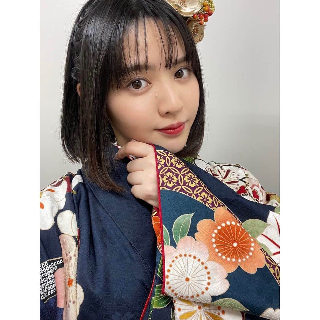 鎮西寿々歌さんのインスタグラム写真 - (鎮西寿々歌Instagram)「もうすぐ今年も終わりますね〜 私は今日お仕事を納めてきました🧍🏻‍♀️  31日に YouTube 年越しLIVE しようかなって思うんだけど、みんな忙しいかな?🥲  #振袖 #kimono」12月28日 20時44分 - tarasuzuka24