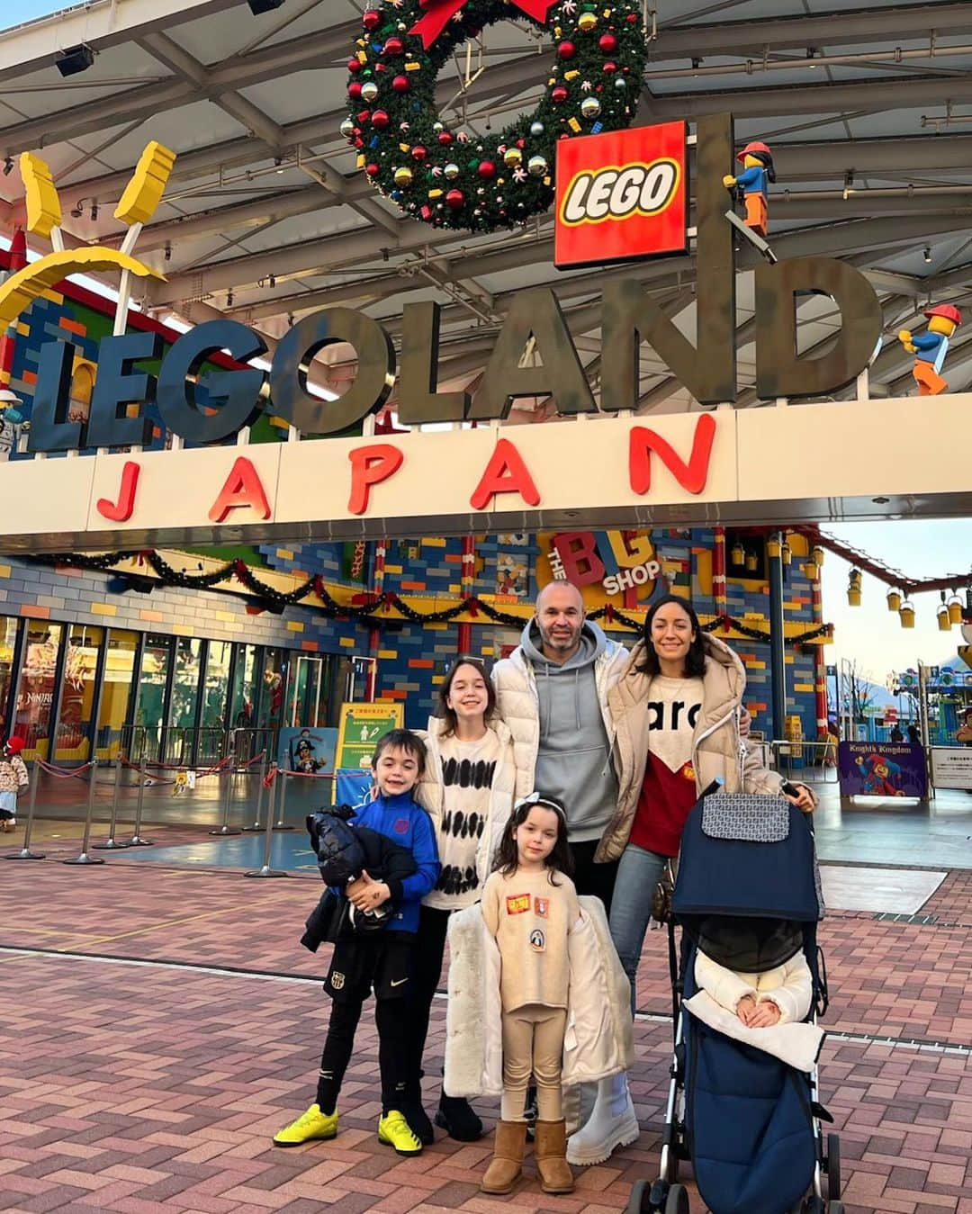 アンドレス・イニエスタさんのインスタグラム写真 - (アンドレス・イニエスタInstagram)「Disfrutando en familia ❤️ #ravapas💫   家族との幸せな時間 ❤️ #ravapas💫   @legolandjapanresort  @lego   #LEGOLAND #LEGO」12月28日 21時04分 - andresiniesta8