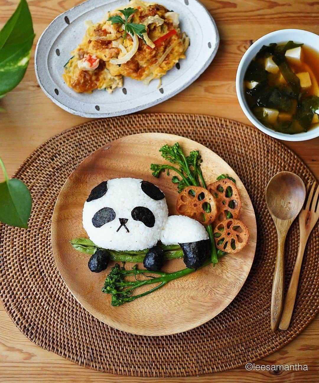 Samantha Leeのインスタグラム：「There are always new ways to make meals more enjoyable - both for my children and for me. If I’m having fun cooking it, they will have fun as well. 🧡From Samantha with Heart.  What are some of the things you do #withheart? As part of their 50th anniversary, @shangrilahotels is offering a chance to win up to 65,000 Golden Circle Award Points for an array of exclusive Shangri-La experiences. All you have to do is post a moment on your IG feed that reflects your story that lies behind your passions and don't forget to tag @shangrilahotels #withheart #shangrila50 #myshangrila . Learn more: https://bit.ly/ShangriLa50withheart_7」