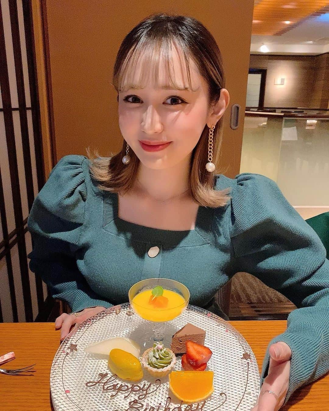 伊藤千凪海のインスタグラム：「少し前ですが 今年もまたひとつ歳を重ねました🎂🎊 ⁡ たくさんの方々に祝っていただけて とっても幸せな12月でした💓 ⁡ 連絡をくれた友達もみんなありがとう！！！ ⁡ ⁡ 今年は事務所を退所し環境もガラッと変わった1年でしたが、とっても充実した歳で、いつも支えてくださる皆さんには感謝の気持ちでいっぱいです⭐️ ⁡ 28歳もよろしくお願いします🥰  #28歳 #誕生日 #🎂」