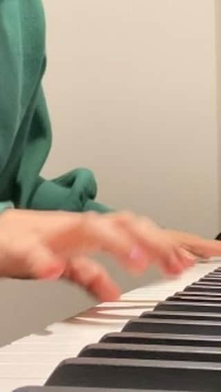 Peppe（緑黄色社会）のインスタグラム：「練習合間になぜか弾きたくなる、、 きらきら星変奏曲 第7変奏🌟」
