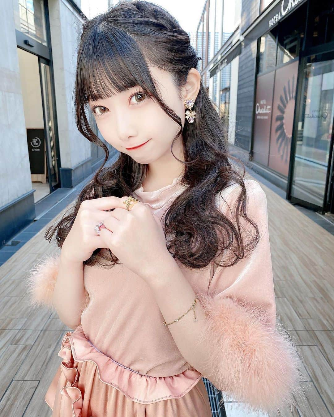  小浜桃奈さんのインスタグラム写真 - ( 小浜桃奈Instagram)「🎀 昨日の今日好き生配信の前に @h__chin さんに髪の毛可愛くして頂きました😳 ありがとうございました🤍 来年も沢山可愛くしてくださーい❕」12月28日 21時19分 - momona_kohama