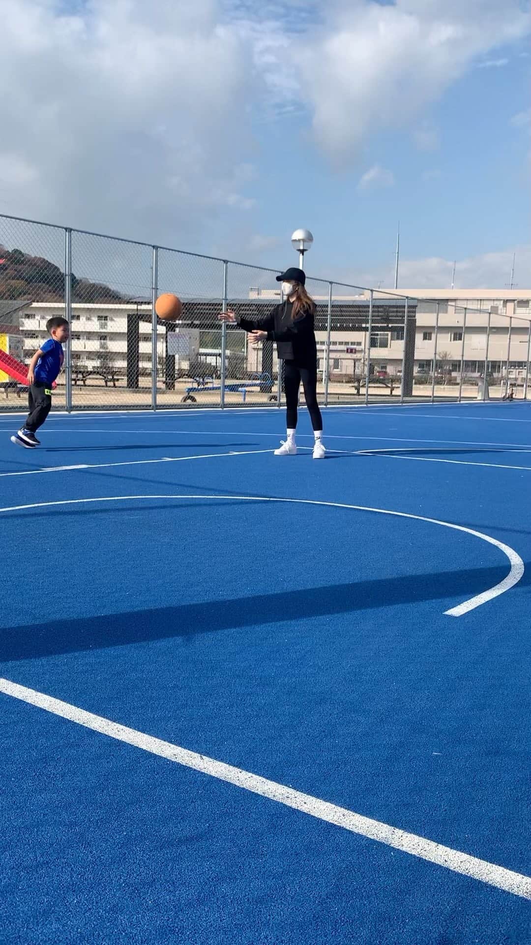 辻直人のインスタグラム：「オンラインサロン「#TEAMNAOTO」では12/30（木）21時から忘年会をやります！ 忘年会ならではの特別企画満載。 今から入会しても忘年会に参加できます。 この機会に「#TEAMNAOTO」へどうぞ！  ⚠️ゲストも参加予定！！！ （出演時間などは決まっておりませんのでご了承ください。）  オンラインサロンではこのようなプライベートも出たりします…笑 （この動画は初出し😂）  https://www.teamnaoto-salon.fants.jp/  #TEAMNAOTO #なんでこんなシュート打った後に一丁前な感じ出せんねん笑」