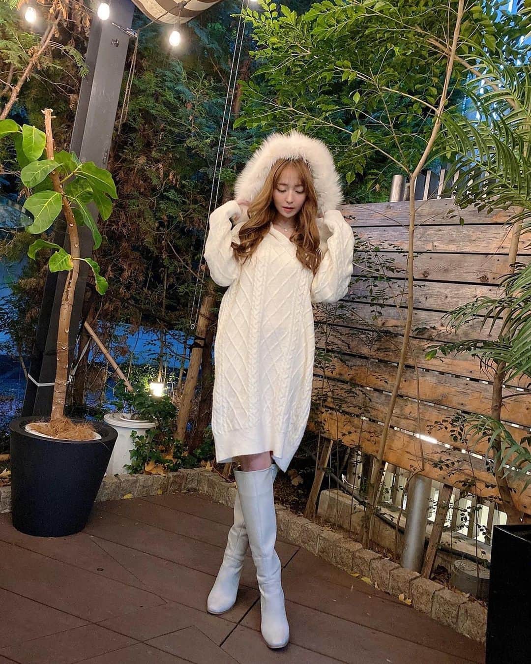 堀尾実咲のインスタグラム：「@valmuer_official のニットワンピ着たよ✨  ふわっふわっのファー付きフードちゃん可愛過ぎぬ？？🐰🤍  わたしは白いブーツ合わせて ワントーンコーデしたよ☺️  白ニット×ファーって最強よね😍  https://online.valmuer.com  #gardenbyvalmuer #Valmuer#valmuer_official #fashion #cordinate #winterfashion  #ヴェルムーア #冬服 #冬服コーデ」