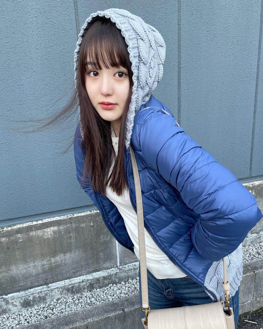 伊藤小春のインスタグラム：「手がつめたい🌀 　 ⁡ 最近は特番がやってるからついつい見ちゃいます 音楽番組も楽しいし年末最高！ ⁡ #フード#ダウンジャケット」