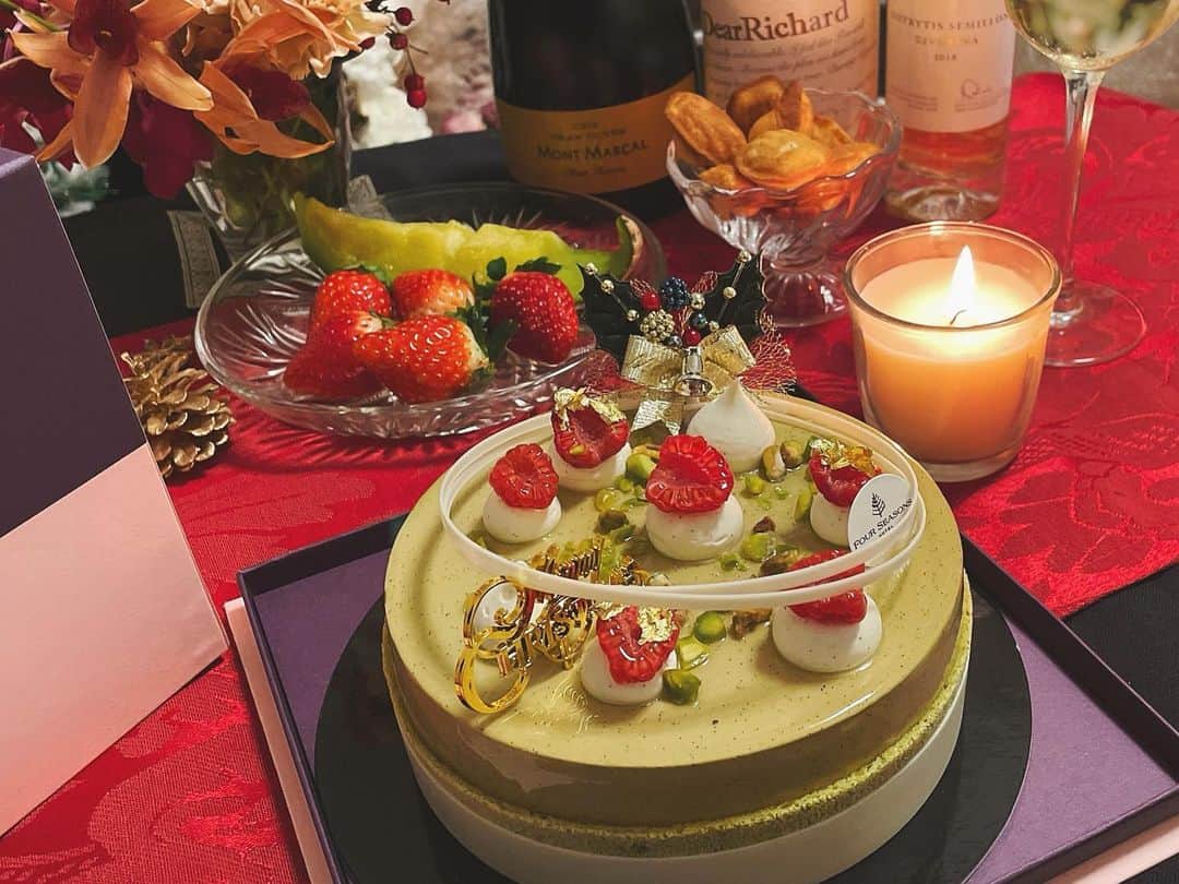 宮内理沙さんのインスタグラム写真 - (宮内理沙Instagram)「#christmasmood  デザートはフォーシーズンズのピスタチオのケーキでしためちゃ美味でした🎂💐」12月28日 22時03分 - risa_miyauchi
