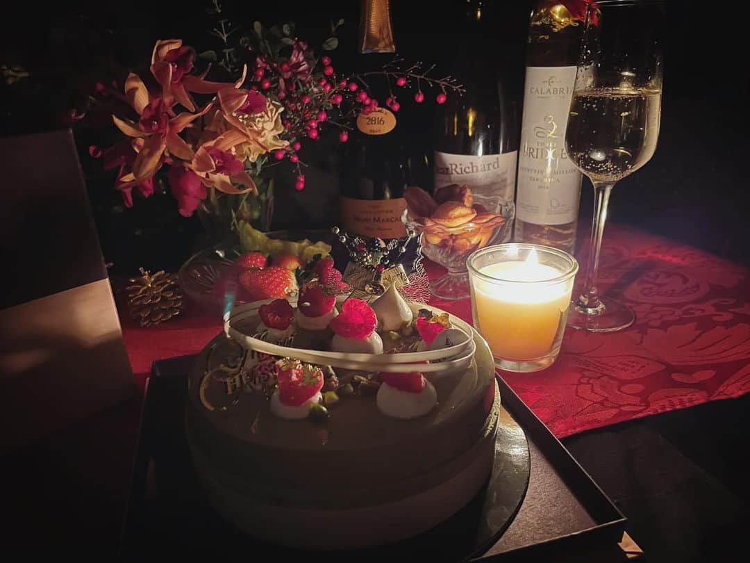 宮内理沙のインスタグラム：「#christmasmood  デザートはフォーシーズンズのピスタチオのケーキでしためちゃ美味でした🎂💐」