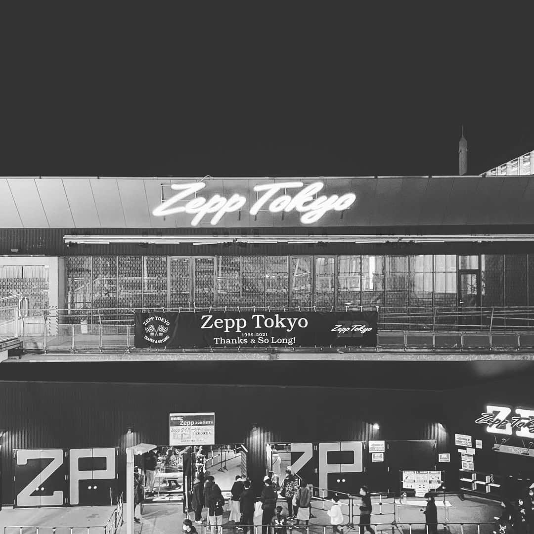 MEGUMIのインスタグラム：「何度も何度も通ったZeppTokyoが年内でクローズ🥺 最後に行けてよかった❤️ 主人と初めて会ったのもここでした🤔 数々の思い出をありがとう！ #ライブって本当に最高」