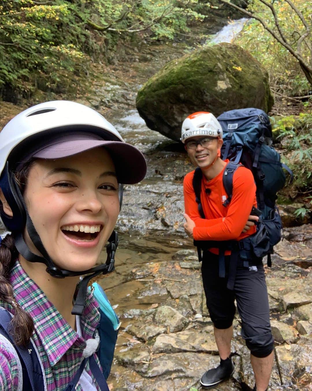 仲川希良のインスタグラム：「明日、再放送です！ ・ にっぽんトレッキング１００ＳＰ 「歩いてしか行けない絶景の秘湯２０２１」 NHK BSプレミアム 12/29(水) 午前10:13～11:42  ・ ・ 写真は安達太良山の魅力をたっっっぷり教えて下さったガイドの一瀬圭介さん 山の成り立ちの秘密を探るべく沢歩きもしたのだけど全部カットだったなぁ笑 ・ 安達太良山の味わい方は番組一本にはおさまりません ってことですね！ ・ ・ #⛰ #♨️ #登山 #トレッキング #ハイキング #山旅 #紅葉 #温泉 #福島 #安達太良山」