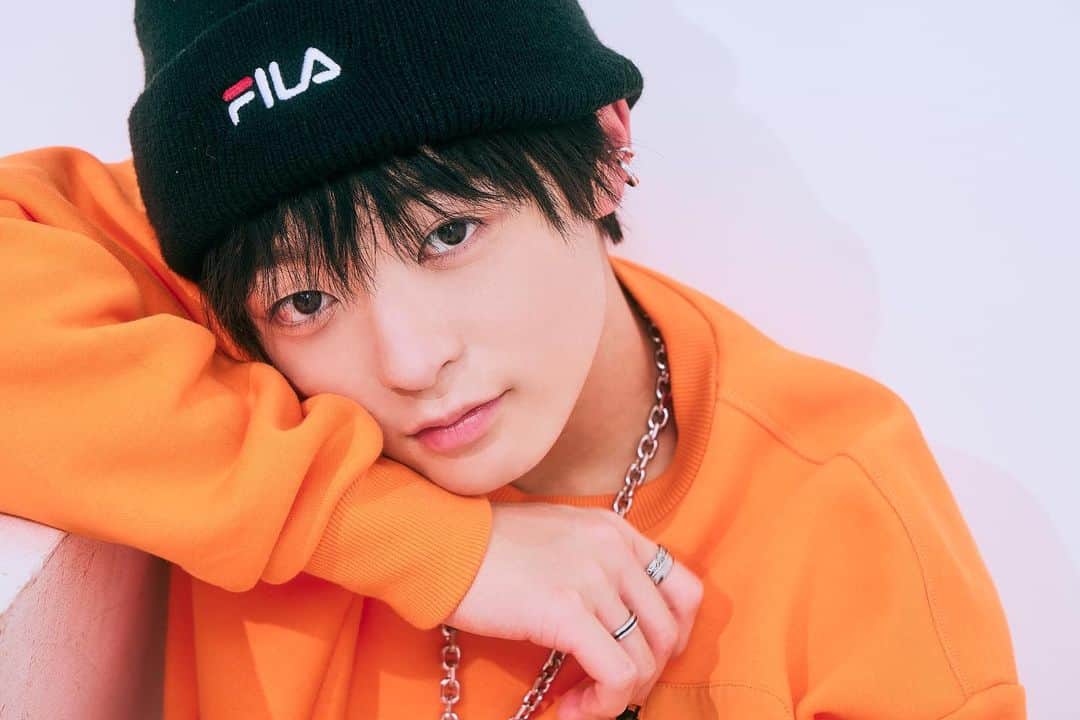 ニコ☆プチのインスタグラム：「🍊🎶  ニット帽×シルバーアクセの組み合わせって かわいいよね😻 コモノでおしゃれがもっと楽しくなるかも‼︎😙🤍  その時々でおしゃれを楽しむように、 自分の気分にあった音楽を聞くと 新しい発見や出会いがあるかも……🎧💓✨  誌面もネットもぜひチェックしてみてね✌︎✌︎🧡  #塁 #BMSG #RUI @ru__i__k @bmsg_official  #ルイ連載 #オレンジルイ  photo by @ogawafilm」