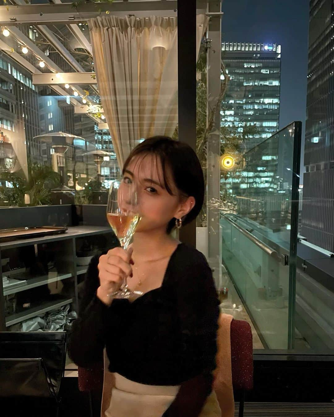 MIORIさんのインスタグラム写真 - (MIORIInstagram)「🥂 ぶれぶれ〜〜  この日はワインばっか飲んでた気がする🍷  今度はランチで行きたいなっ！🥄 ・ ・ ・ #丸の内グルメ#丸の内ディナー#丸の内ランチ#ショートヘア#ショートカット#東京グルメ#シースルーバング」12月28日 22時17分 - __mk.31__