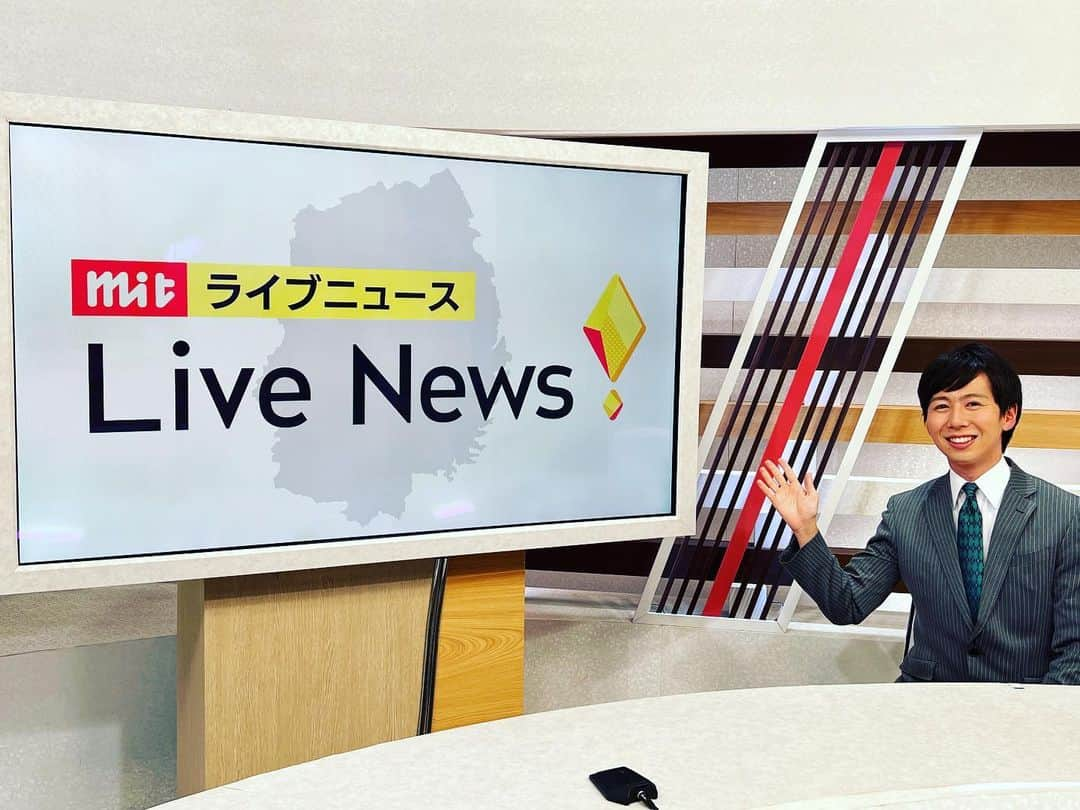 滝澤悠希さんのインスタグラム写真 - (滝澤悠希Instagram)「きょうの #mitライブニュース の出演で、 今年のニュースの読み納めでした。 きょうで仕事納めという方、 多かったのではないでしょうか。 １年間お疲れ様でした。  今年も「喜怒哀楽」、 さまざまなニュースをお届けしてまいりました。 うれしいニュースもたくさん入ってきましたが、 やはり去年に引き続き、 #新型コロナ に振り回された１年だったと強く思います。 来年は、「 #新型コロナウイルス の影響で」と お伝えする機会が少しでも減るよう、 願わずにはいられません。 どうぞ寒い日が続きますので、 年の瀬に体調を崩さぬよう、お気を付けください。 そして、良いお年をお迎えください。 ちなみに私、 #大晦日 はニュース以外の仕事がありますので、 働かれている方、 どうぞ一緒に１年の最後の最後まで頑張りましょう！  #年末年始 #年の瀬 #仕事納め  #ニュース #めんこいテレビ #お疲れ様でした  #ありがとうございました  #岩手 #2021 #2021年」12月28日 22時25分 - yuki_takizawa_sbs